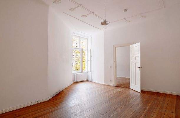 Berliner Zimmer mit Blick in ein weiteres Zimmer