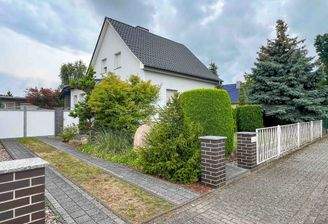 Ansicht mit Zufahrt zum Tor