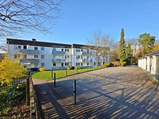 Frontansicht mit Garagen