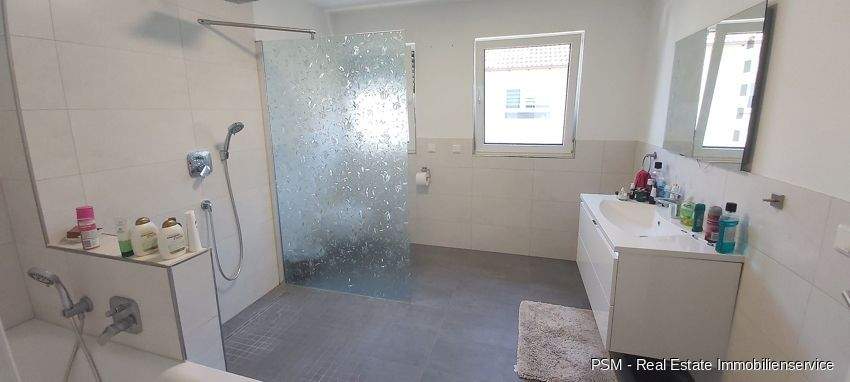 Lichtdurchflutetes Bad