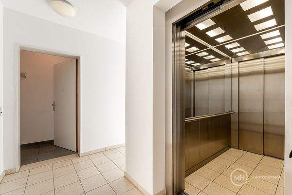 Aufzug & Wohnungseingang