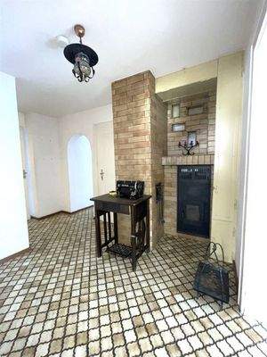 EG: Flur / Befeuerung Kachelofen