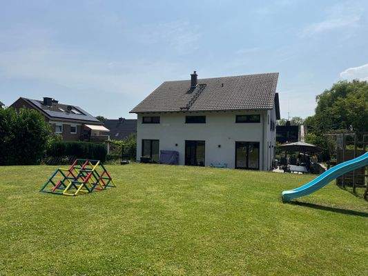 Viel Garten Bewegungsfläche an der Rückeite