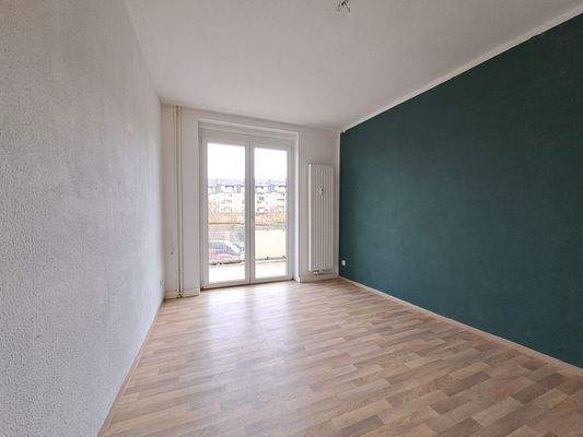 hofseitiges Schlafzimmer mit Zugang zum Balkon