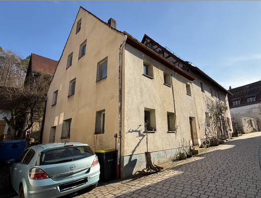 Hausansicht mit Anbau