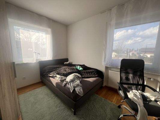 Helles Schlafzimmer mit Panoramafenstern und Wärmeregelung