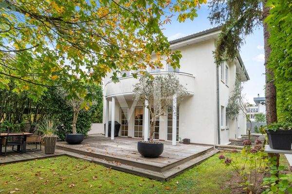 Hausansicht mit West-Terrasse