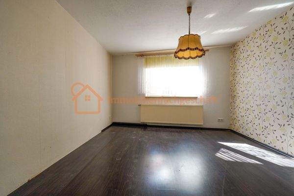 Lichtdurchflutetes Zimmer