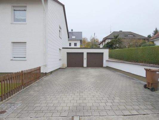 Zufahrt mit Garage