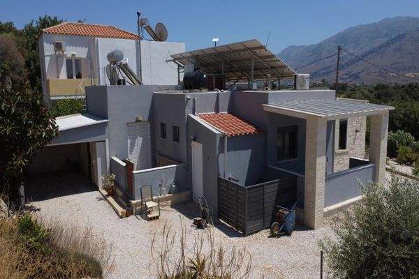 Kreta, Kalamitsi Amigdali: Charmantes kretisches Haus mit privatem Olivenhain und Bergblick zu verkaufen