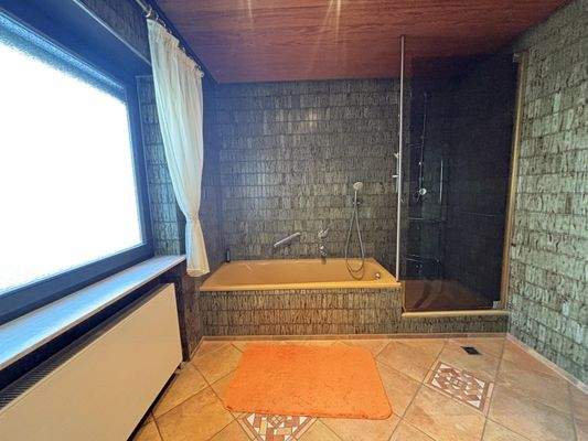 Badezimmer mit Dusche und Wanne im EG