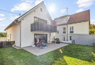 Schöner Garten hinter dem Haus