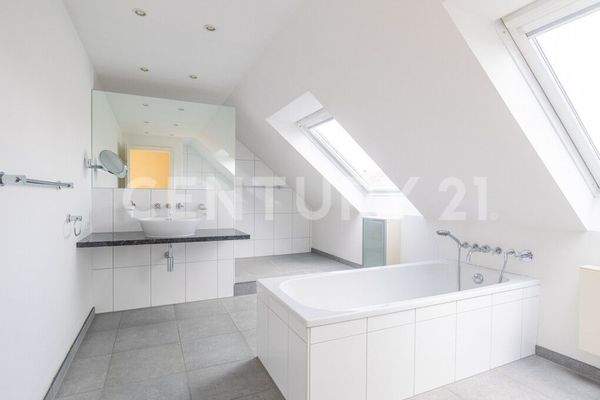 Modernes Vollbad im Dachgeschoss
