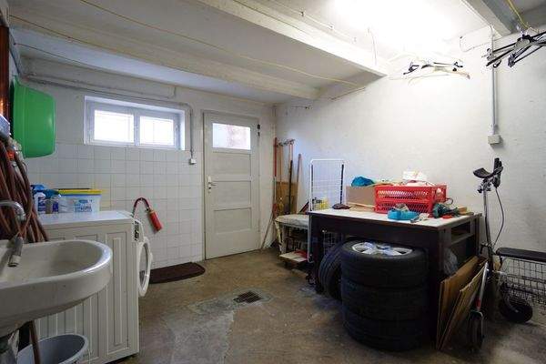 Waschküche mit Zugang  zum Garten