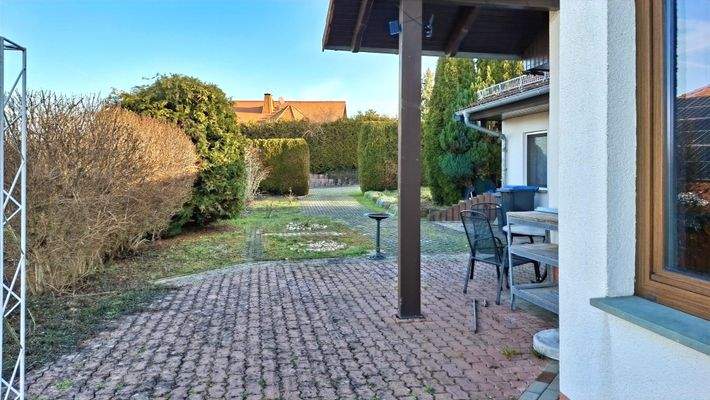 Terrasse teilweise überdacht