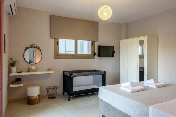 Kreta, Stalos: 2 unabhängige Wohnungen in Strandnähe zu verkaufen