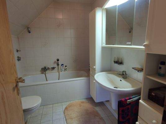 Wannenbad neben Schlafzimmer