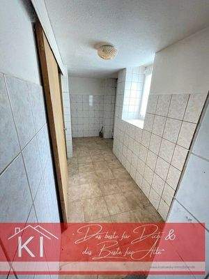 Flur Keller zum Bad und Außenzugang in den Garten