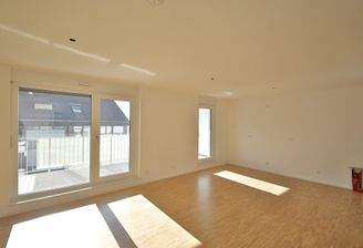 lichtdurchfluteter Wohnraum