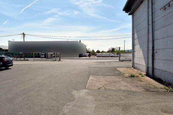 Breite Zufahrt zum Gelände