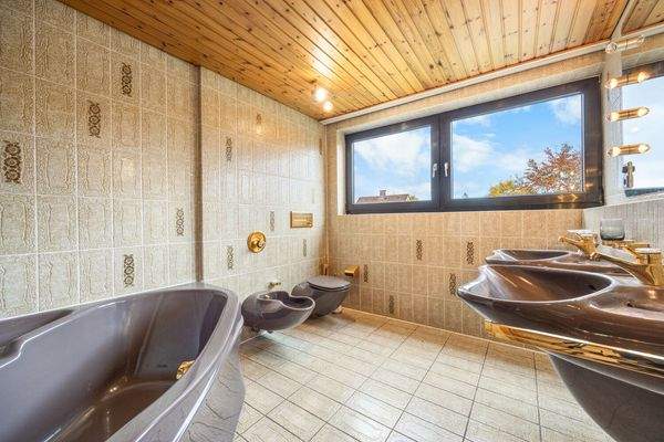 Bad mit Wanne Obergeschoss