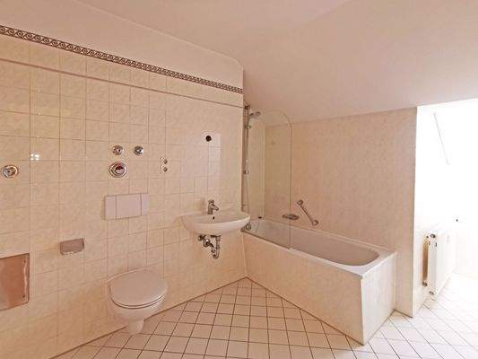 Tageslichtbad mit Waschmaschinenanschluss