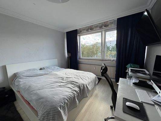 Schlafzimmer mit Platz für einen Schreibtisch