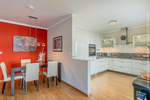 ... mit offener Küche (9,25 m²) ...