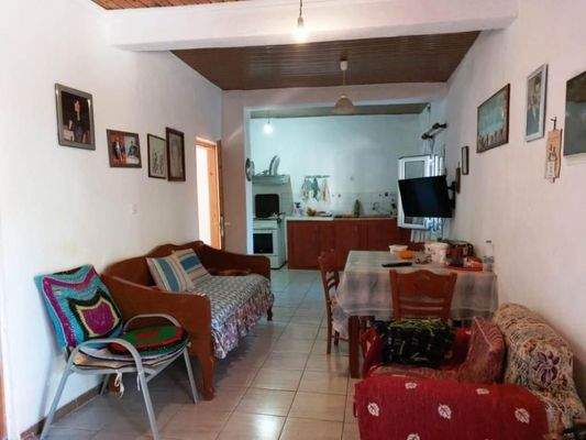 Ostkreta, Pappagiannades: Bewohnbares Haus mit Olivenbäumen und Bergblick zu verkaufen