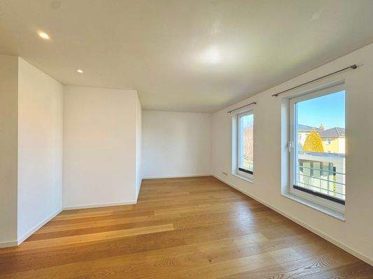 Großes Kinder- oder Wohnzimmer mit drei großen Fenstern im Erdgeschoss