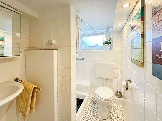Badezimmer (Kellergeschosswohnung) 