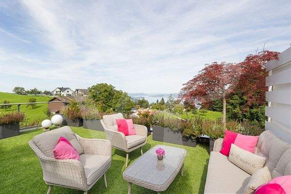 Sonnige Terrasse mit unverbaubarer Weitsicht über den Zürichsee