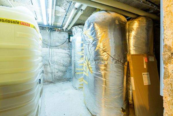 Öltank und Pufferspeicher