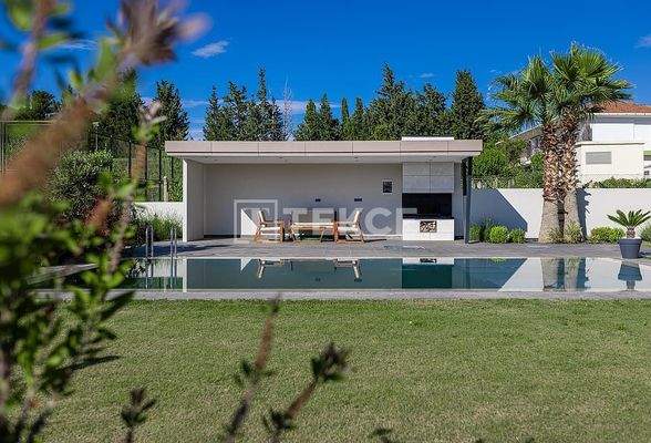 Villa with a Spacious Garden and Swimming Pool in İzmir