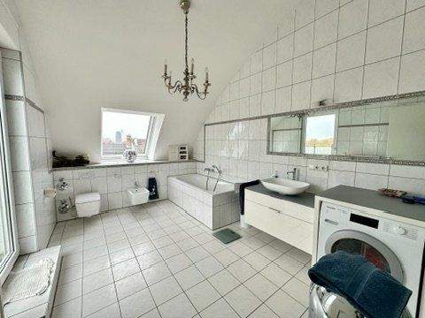 Großzügiges Wellness-Badezimmer