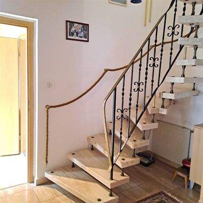 Natursteintreppe ins Obergeschoss