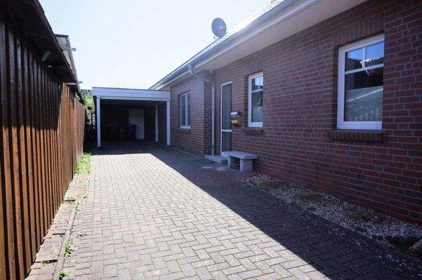 Carport und Eingang in die Küche