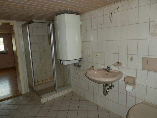 Bad mit Dusche und WC