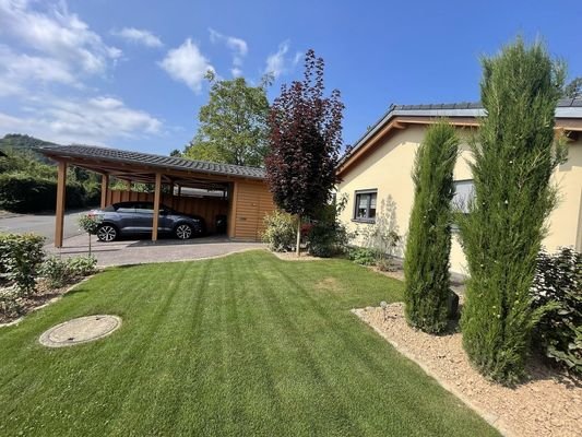 Haus mit Carport und Parkplatz 