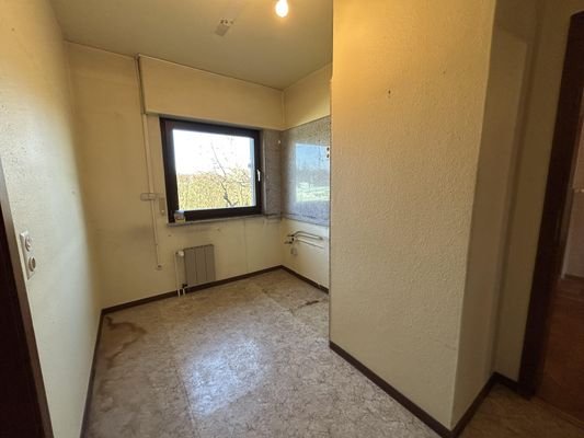 Küche mit Zugang zum Esszimmer