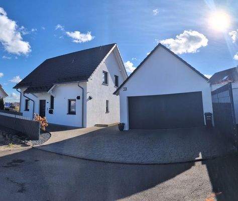 Nordseite Einfahrt Garage