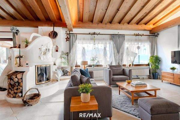 Virtual Staging Wohnzimmer mit Kamin