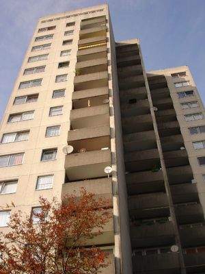 Aussensicht des mehrgeschossigen Wohnhauses mit Balkonen