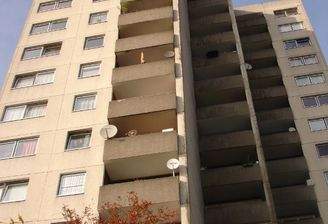 Aussensicht des mehrgeschossigen Wohnhauses mit Balkonen