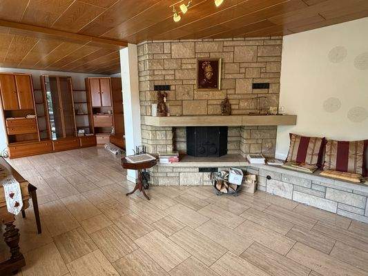 Wohnzimmer mit Kamin EG