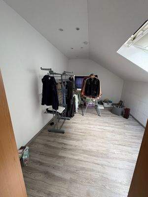 Dachzimmer mit Kleidung