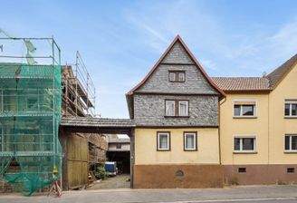 Außenansicht Wohnhaus mit Einfahrt zum Hof