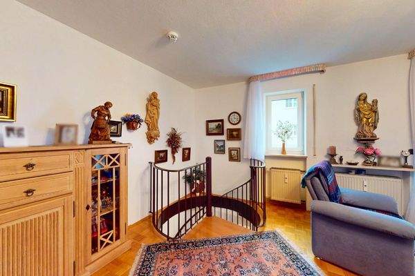 Wohnzimmer mit Spiraltreppe