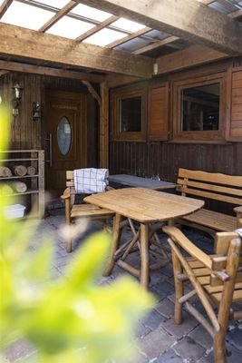 überdachte Terrasse vor dem Haus