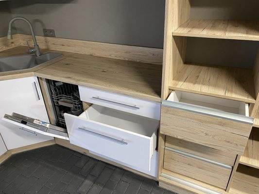 ... und mit kleiner BOSCH-Spülmaschine und vielen 